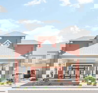 Howard Johnson Hotel  Suites by Wyndham Oacoma - Tourism Bookings