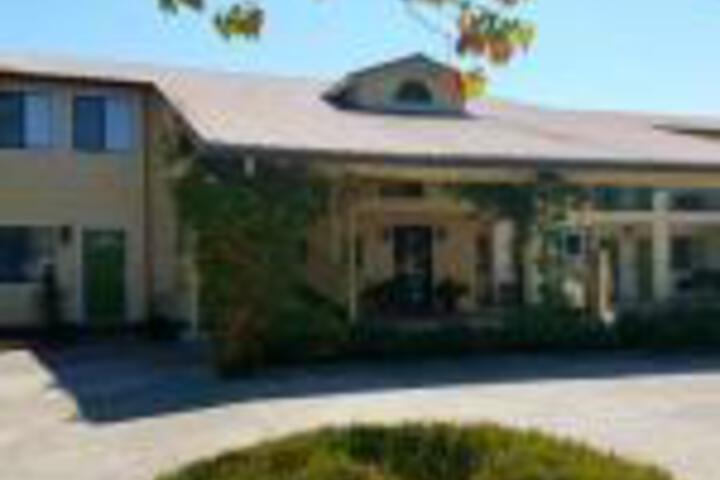 Americas Best Value Inn & Suites Wine Country Santa Rosa - thumb 0
