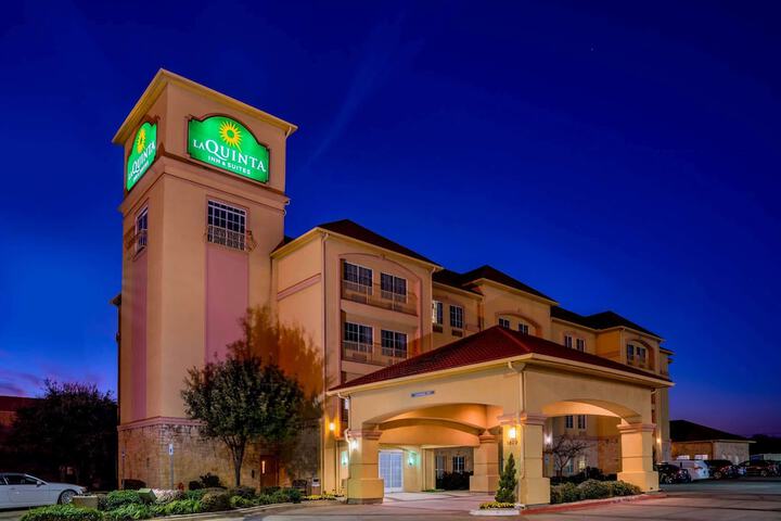 La Quinta Inn & Suites By Wyndham DFW Airport West - Bedford - thumb 1
