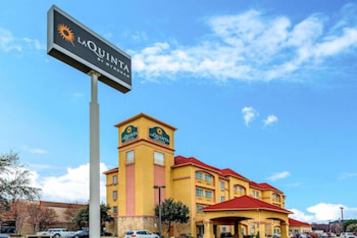 La Quinta Inn & Suites By Wyndham DFW Airport West - Bedford - thumb 0