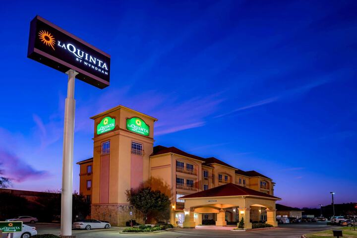 La Quinta Inn & Suites By Wyndham DFW Airport West - Bedford - thumb 2