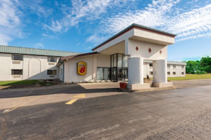 Super 8 By Wyndham Cleveland - thumb 0