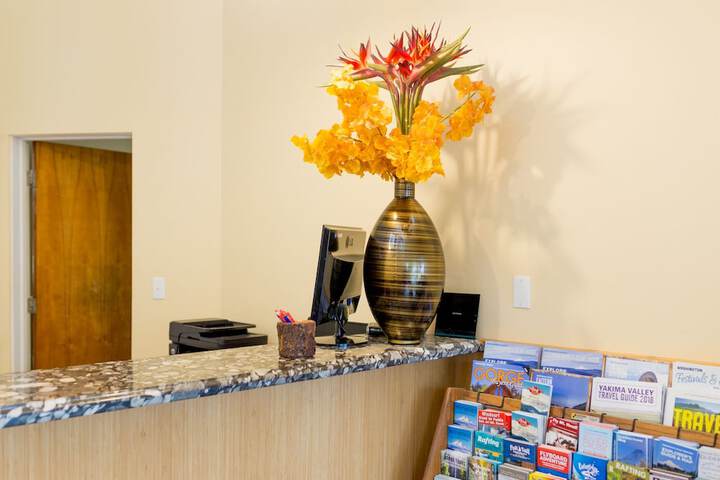 Columbia Gorge Inn - thumb 5