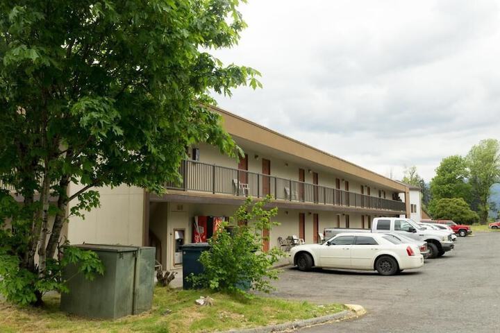 Columbia Gorge Inn - thumb 1