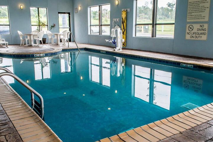 Comfort Inn & Suites - thumb 4