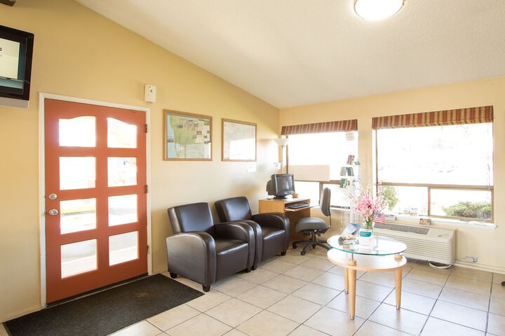 Econo Lodge Inn & Suites - thumb 7