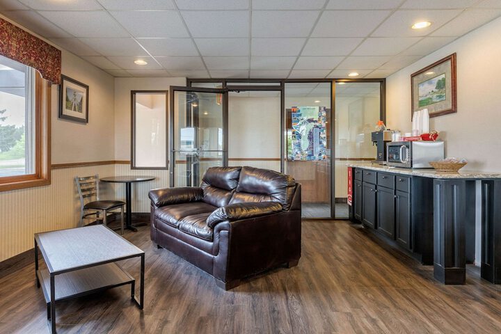 Econo Lodge Traverse City - thumb 5