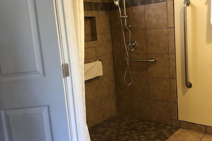 Beachwalker Inn And Suites - thumb 7