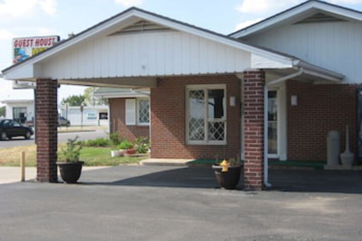 Guest House Motel - thumb 0