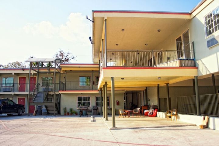 Whispering Palms Inn - thumb 7