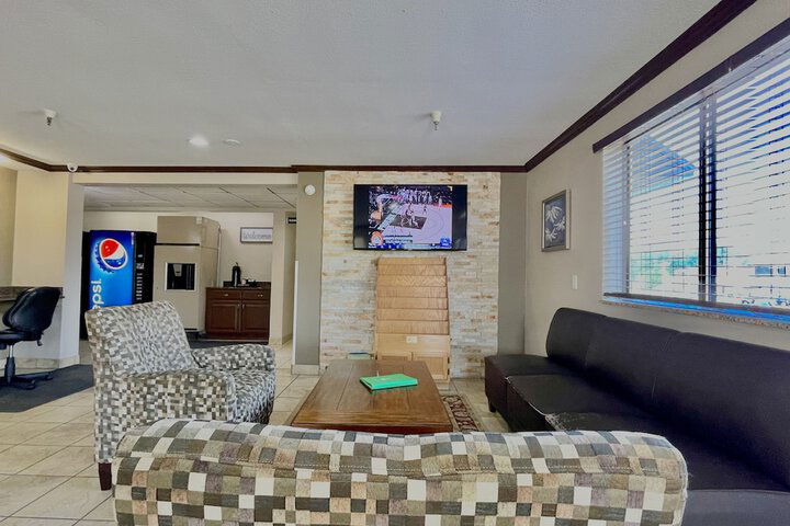 Quincy Inn And Suites - thumb 3