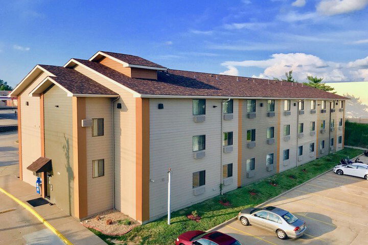 Quincy Inn And Suites - thumb 1