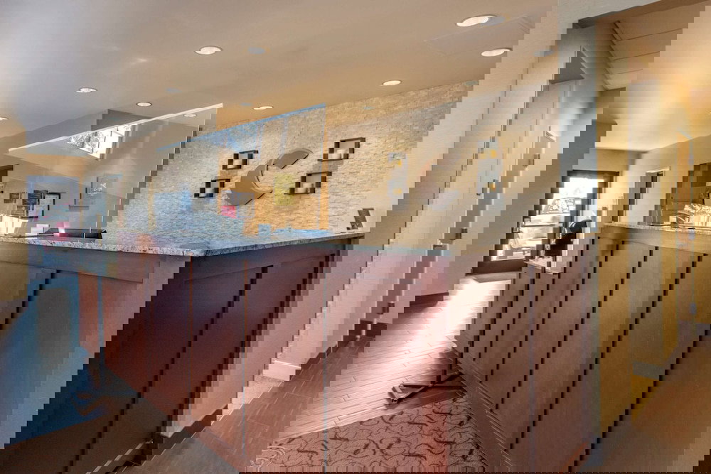 Comfort Suites Airport - University - thumb 5