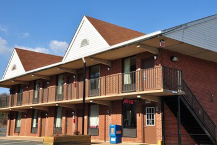 Budget Inn - thumb 0