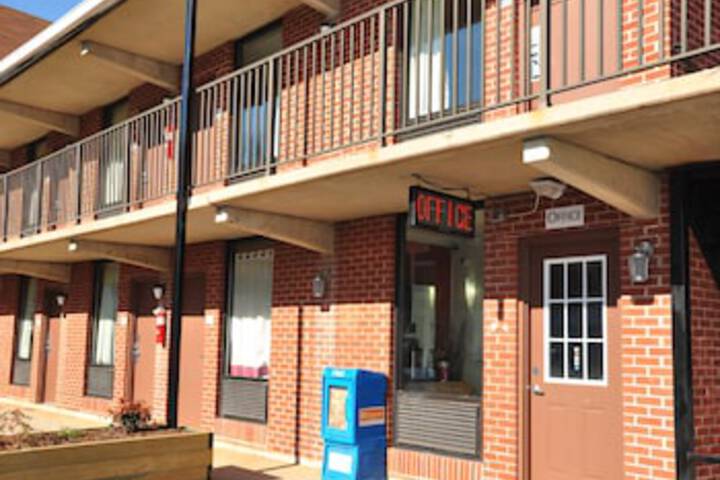 Budget Inn - thumb 1