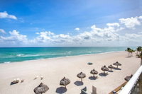 Days Hotel by Wyndham Thunderbird Beach Resort