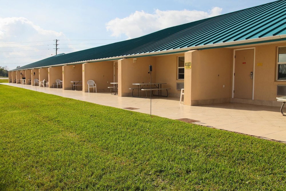 Lake Grassy Inn & Suites - thumb 1