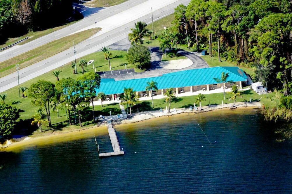 Lake Grassy Inn & Suites - thumb 2