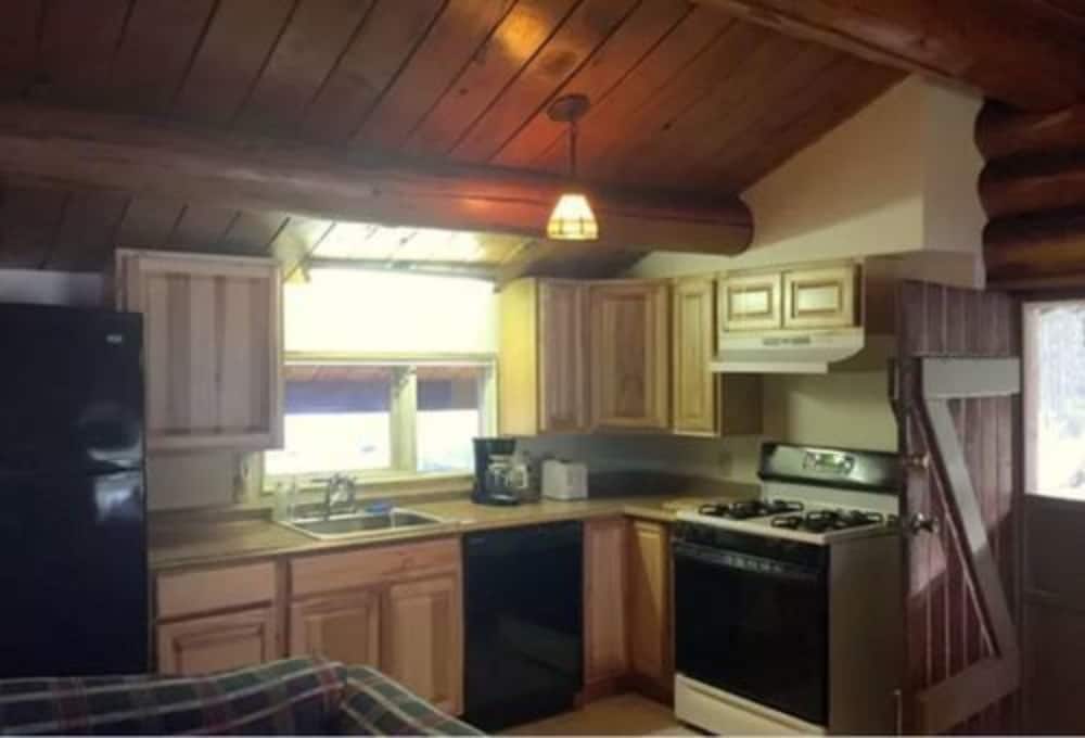 Daniels Lake Lodge B&B - thumb 3
