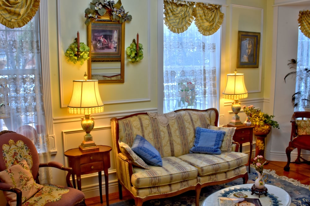 Big Yellow Inn - thumb 1