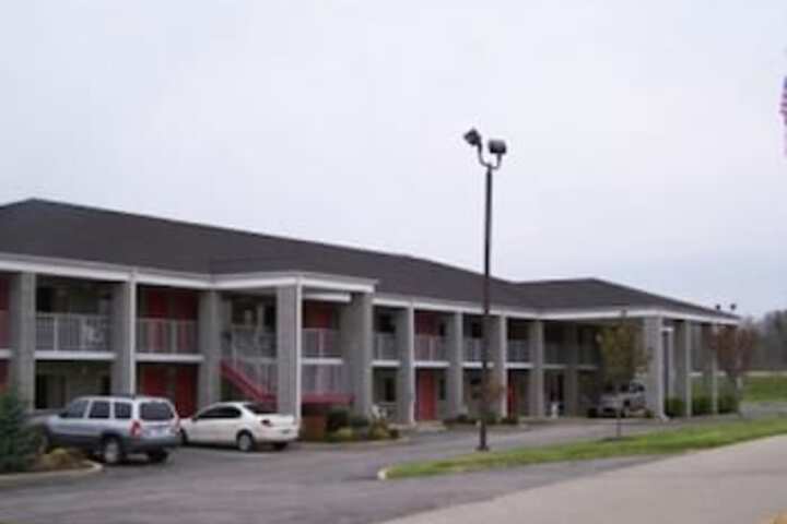 Campton Parkway Inn - thumb 2