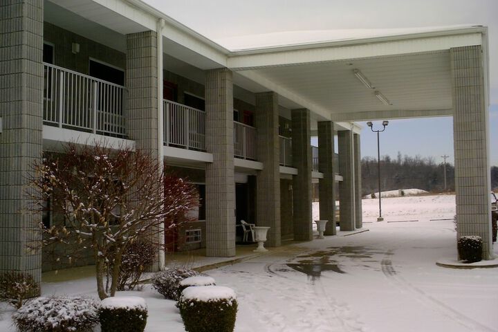 Campton Parkway Inn - thumb 6