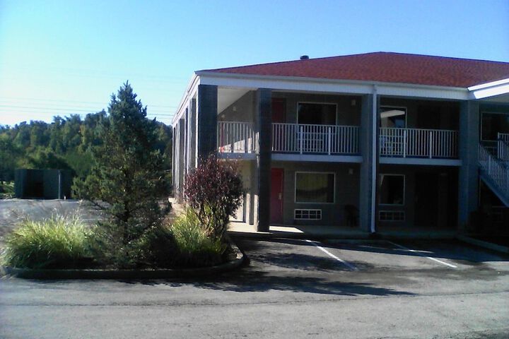 Campton Parkway Inn - thumb 1
