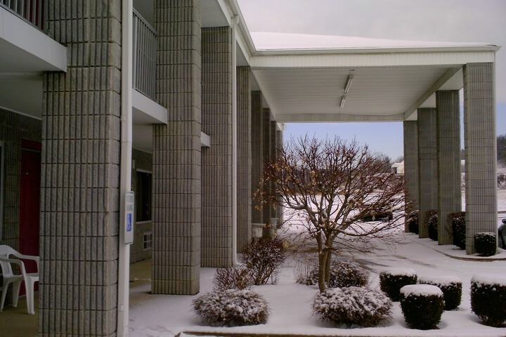 Campton Parkway Inn - thumb 3