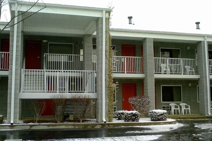 Campton Parkway Inn - thumb 7