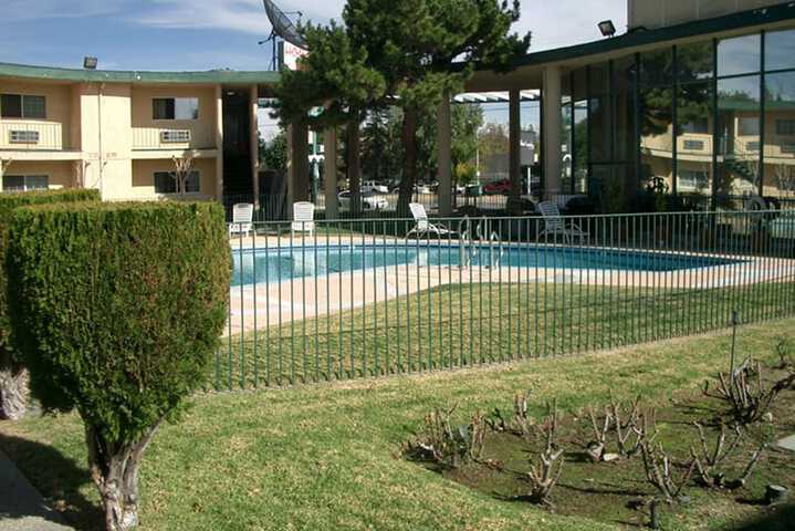 Hometown Inns North Hills - thumb 7