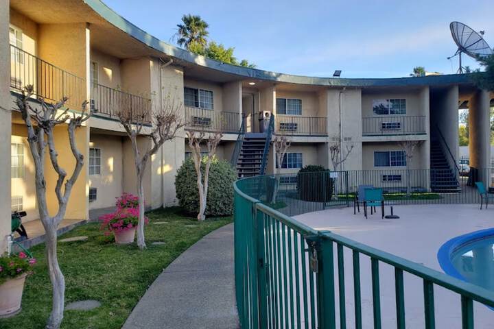 Hometown Inns North Hills - thumb 1