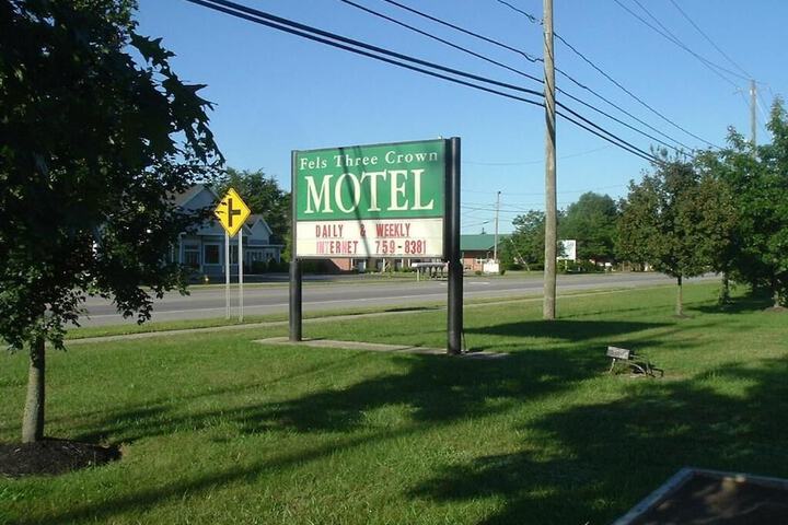 Fels Three Crown Motel - thumb 1