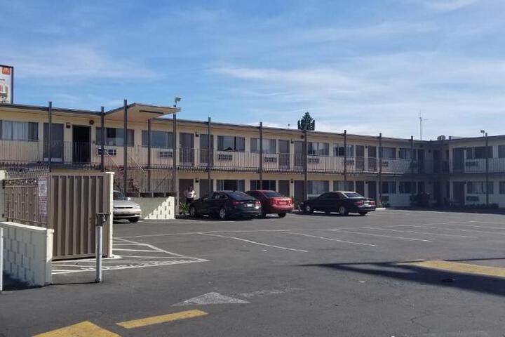 Astro Motel - thumb 2