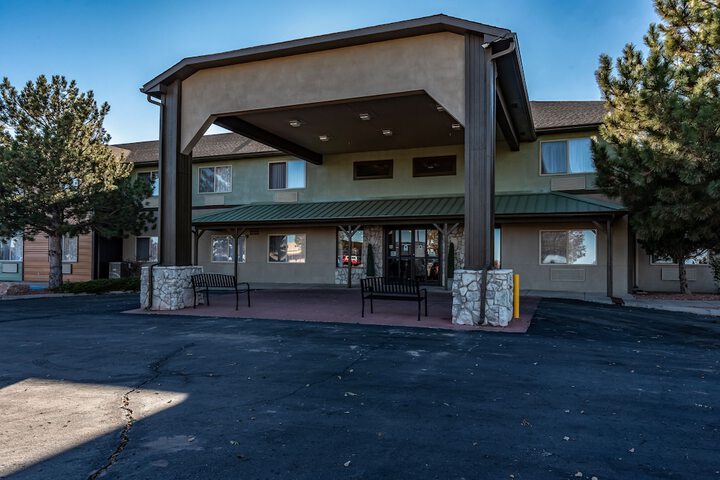 Quality Inn & Suites West - thumb 2