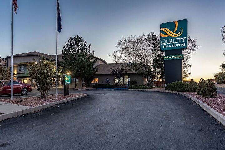 Quality Inn & Suites West - thumb 5