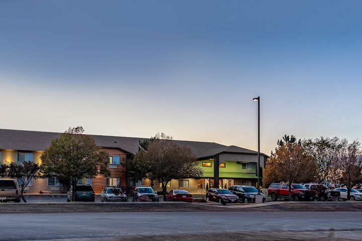 Quality Inn & Suites West - thumb 1
