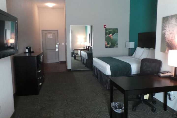 Oakwood Suites Hotel - thumb 5