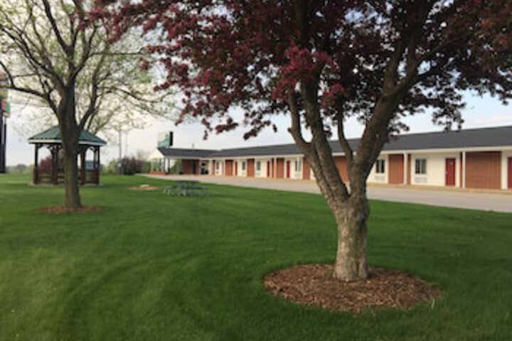 Crest Country Inn - thumb 0