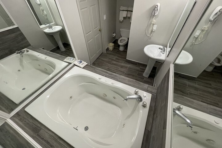 Embassy Inn - thumb 6