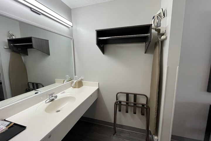 Embassy Inn - thumb 5