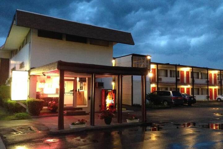 Imperial Motel - thumb 4