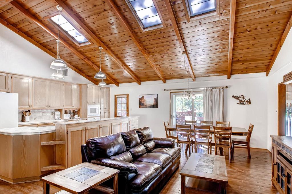 Trout Creek Lodge 3BR / 2BA Home - thumb 2