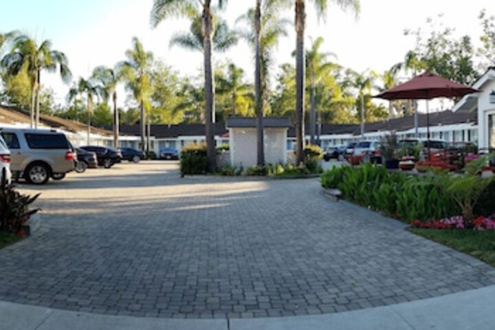 Marina Beach Motel - thumb 1