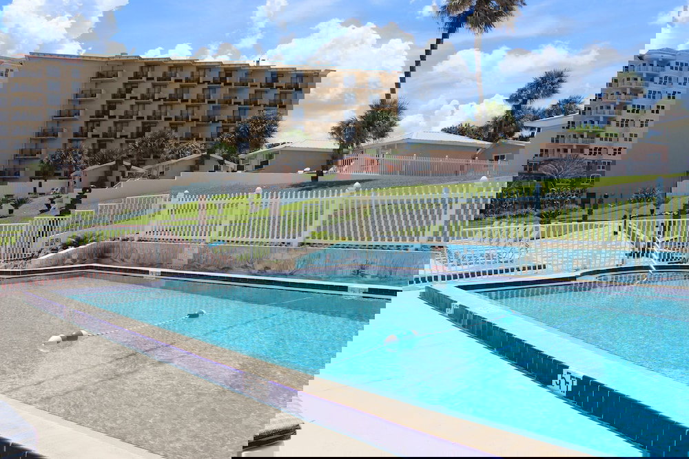 Shoreline Suites & Cabana Cottages - thumb 2