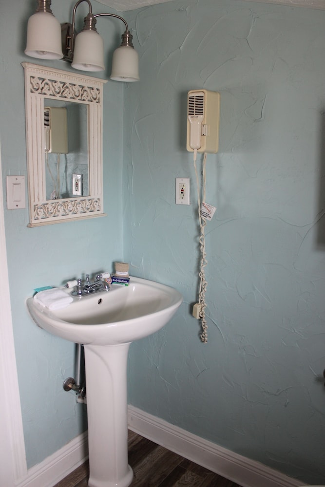 Shoreline Suites & Cabana Cottages - thumb 5