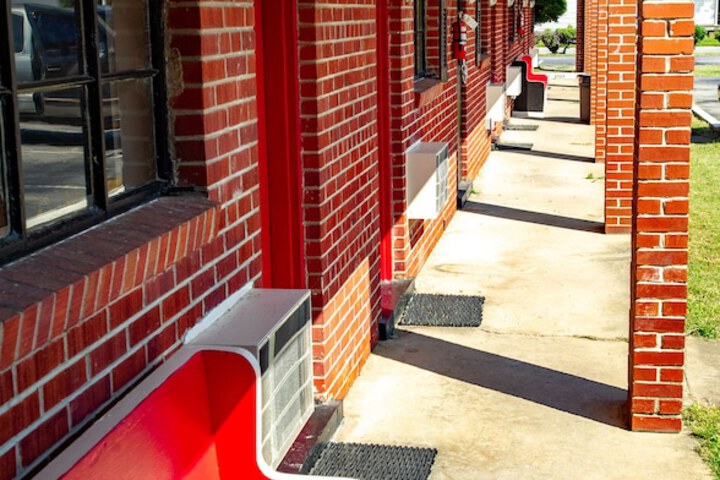 Coach House - thumb 2