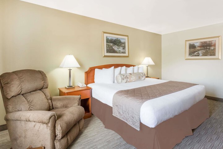 Ramada By Wyndham Ely - thumb 3