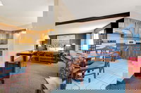 Super 8 by Wyndham Hutchinson