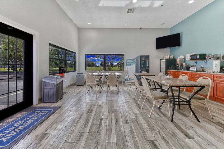 Rodeway Inn And Suites - thumb 5