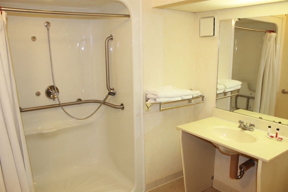 I-80 Inn & Suites - thumb 3